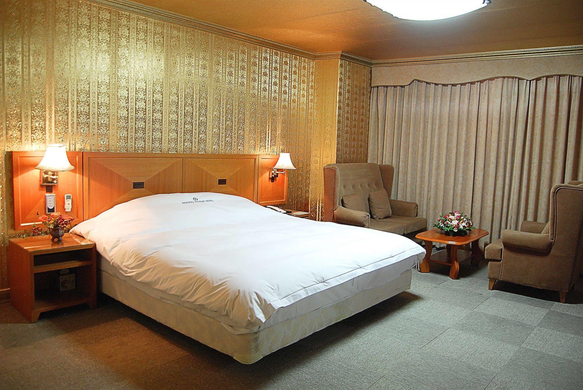 Arirang Tourist Hotel Чангуон Екстериор снимка
